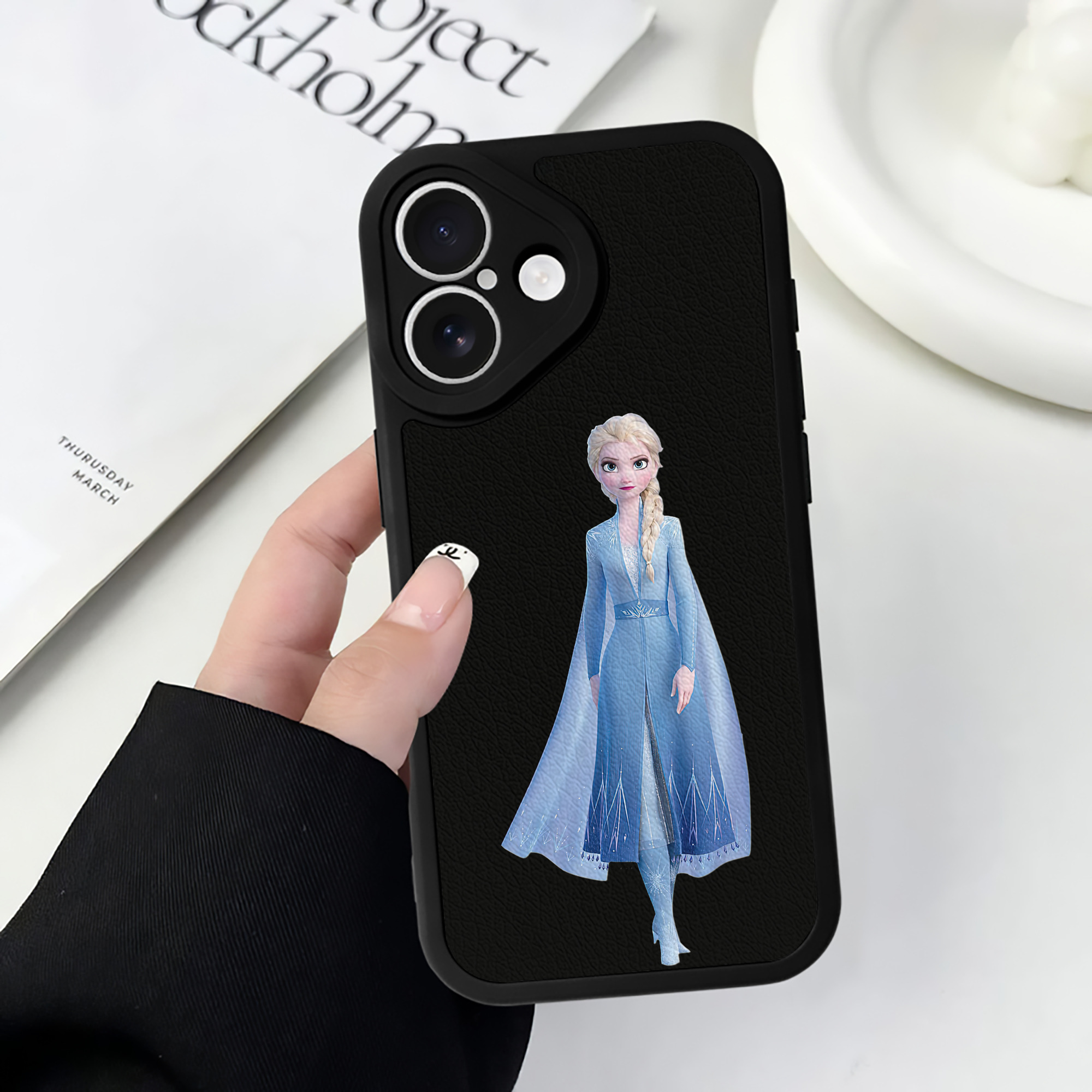 （画像用） アナと雪の女王 アンナ エルサ Frozen Anna Elsa 【iPhone 16シリーズ対応】シリコンスマホケース（レザー調） 材質：シリコン